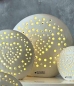 Preview: Tiziano Schmale Keramik Kugel Celio mit LED: Zeitlose Eleganz für Dein Zuhause