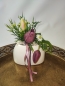 Preview: Tiziano Vase Caruso creme weiss mit frühlingshaftem Seidenblumengesteck