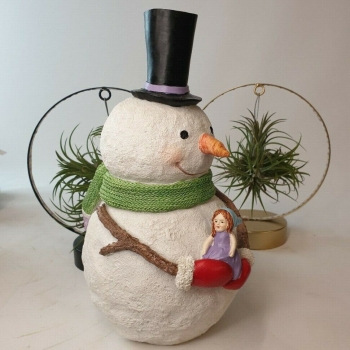 Schneemann mit Puppe Dekofigur Snowman Winter Advent Weihnachten Schnee Weihnachtsdeko NEU