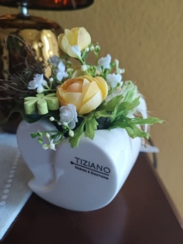 Zauberhaftes Seidenblumengesteck mit gelben Ranunkeln im Tiziano Keramik Herzkübel