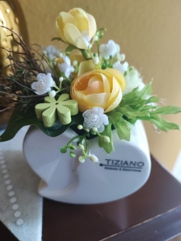 Zauberhaftes Seidenblumengesteck mit gelben Ranunkeln im Tiziano Keramik Herzkübel