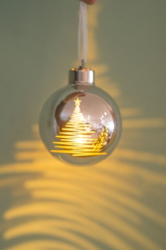 Tiziano Christbaum Kugel Vila LED mit Baum silber/gold 8 cm