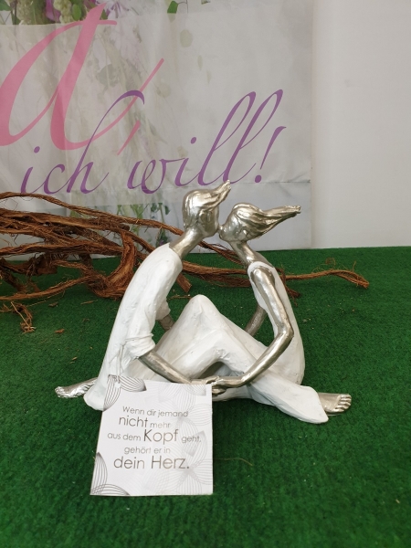 Design-Figur Figur Skulptur Paar sitzend Kiss me Pärchen Dekofigur Wohnaccessoires Home