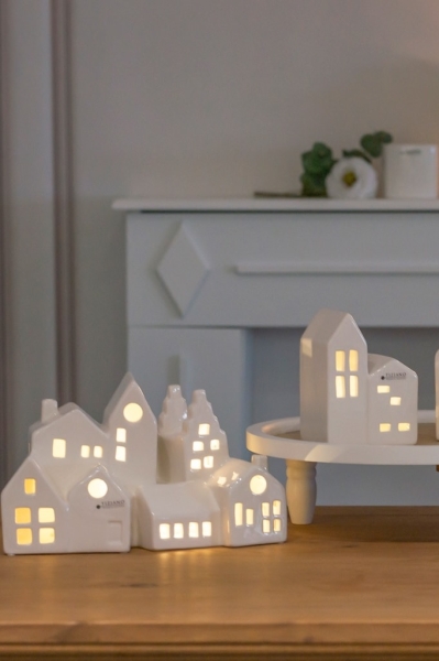 Tiziano Deko Dorf Mezzano LED mit 2 Häusern weiß-creme: Stilvolle Häuser in weiß-creme für gemütliche Atmosphäre 14 cm