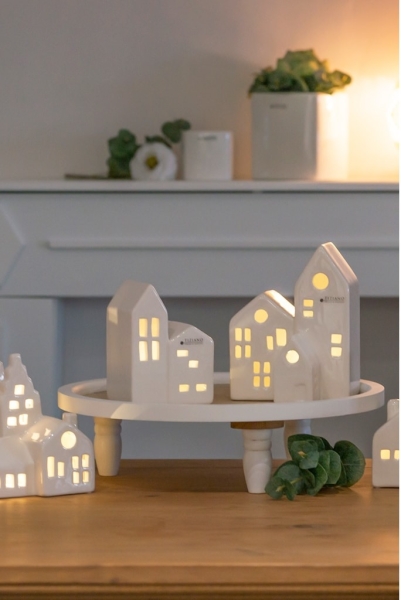 Tiziano Deko Dorf Mezzano LED mit 2 Häusern weiß-creme: Stilvolle Häuser in weiß-creme für gemütliche Atmosphäre 14 cm