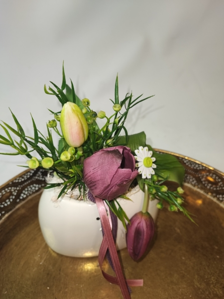 Tiziano Vase Caruso creme weiss mit frühlingshaftem Seidenblumengesteck