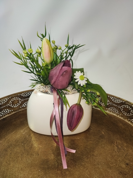 Tiziano Vase Caruso creme weiss mit frühlingshaftem Seidenblumengesteck
