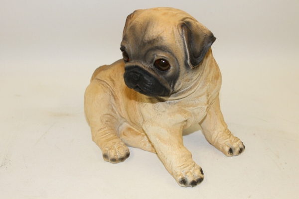 Wunderschöner sitzender Mops – Handbemalt, 22 cm hoch