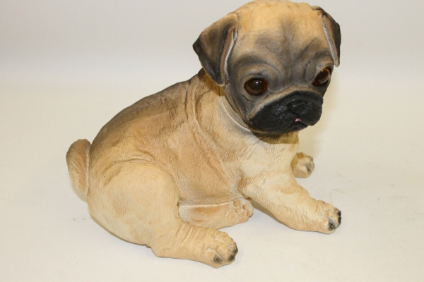 Wunderschöner sitzender Mops – Handbemalt, 22 cm hoch