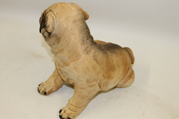 Wunderschöner sitzender Mops – Handbemalt, 22 cm hoch