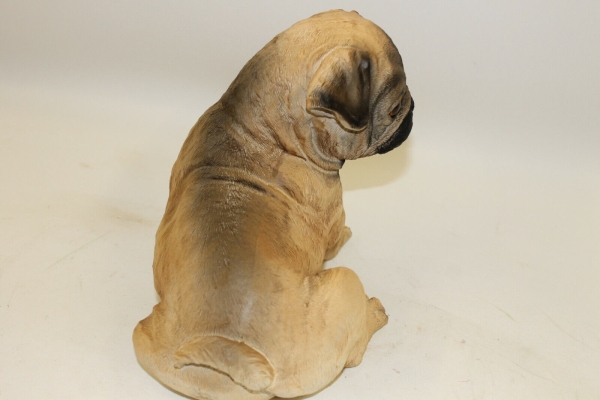 Wunderschöner sitzender Mops – Handbemalt, 22 cm hoch