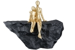 Skulptur "Mutterliebe" goldfarbene Figuren auf schwarzem Stein